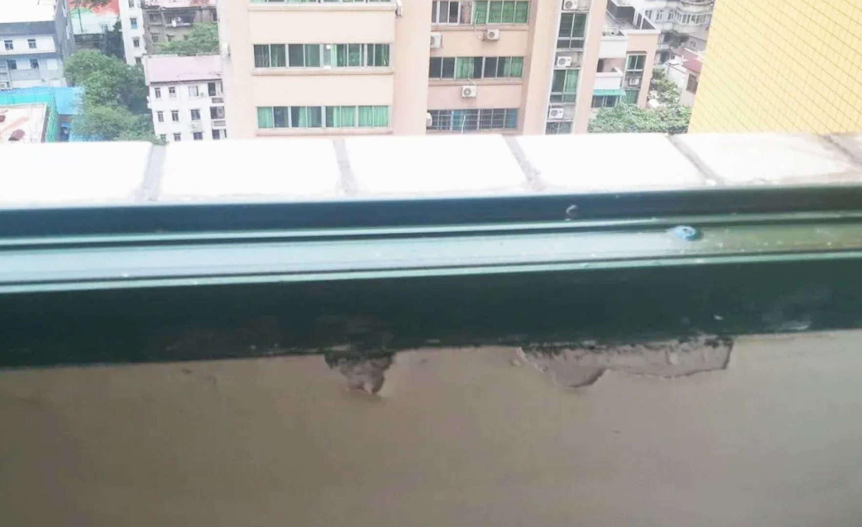 一云生活丨下雨天窗户紧关却漏雨？